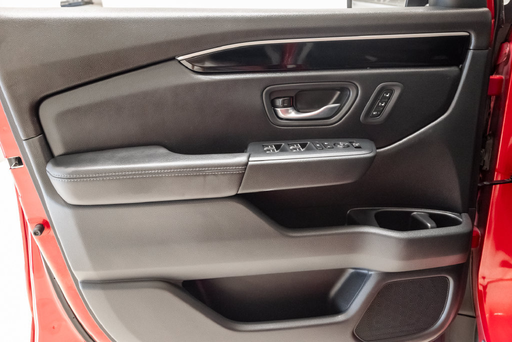 Used 2025 Honda Pilot Touring image 11