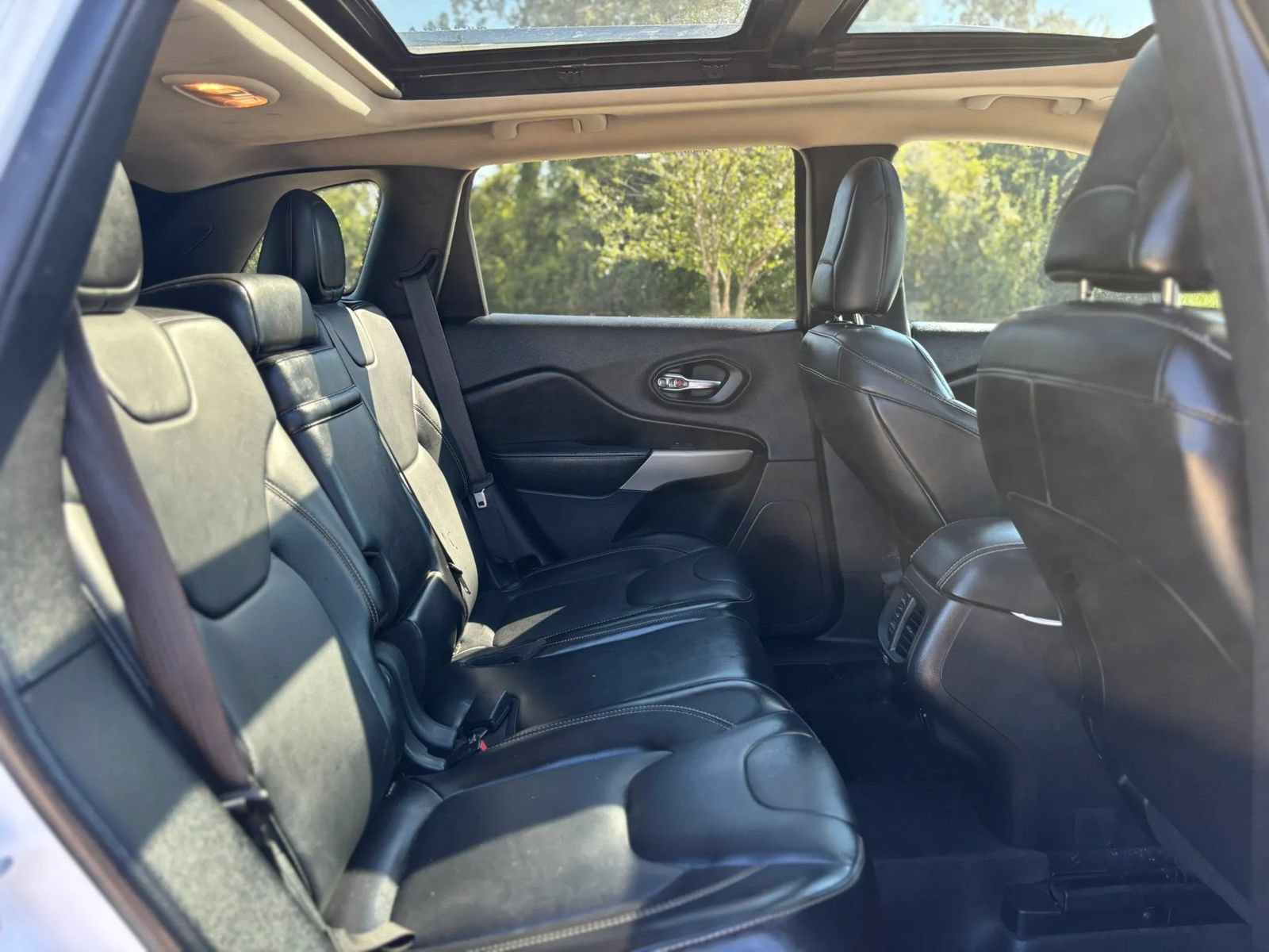 Used 2018 Jeep Cherokee Limited w/ Technology Group AWD/4WD image 14