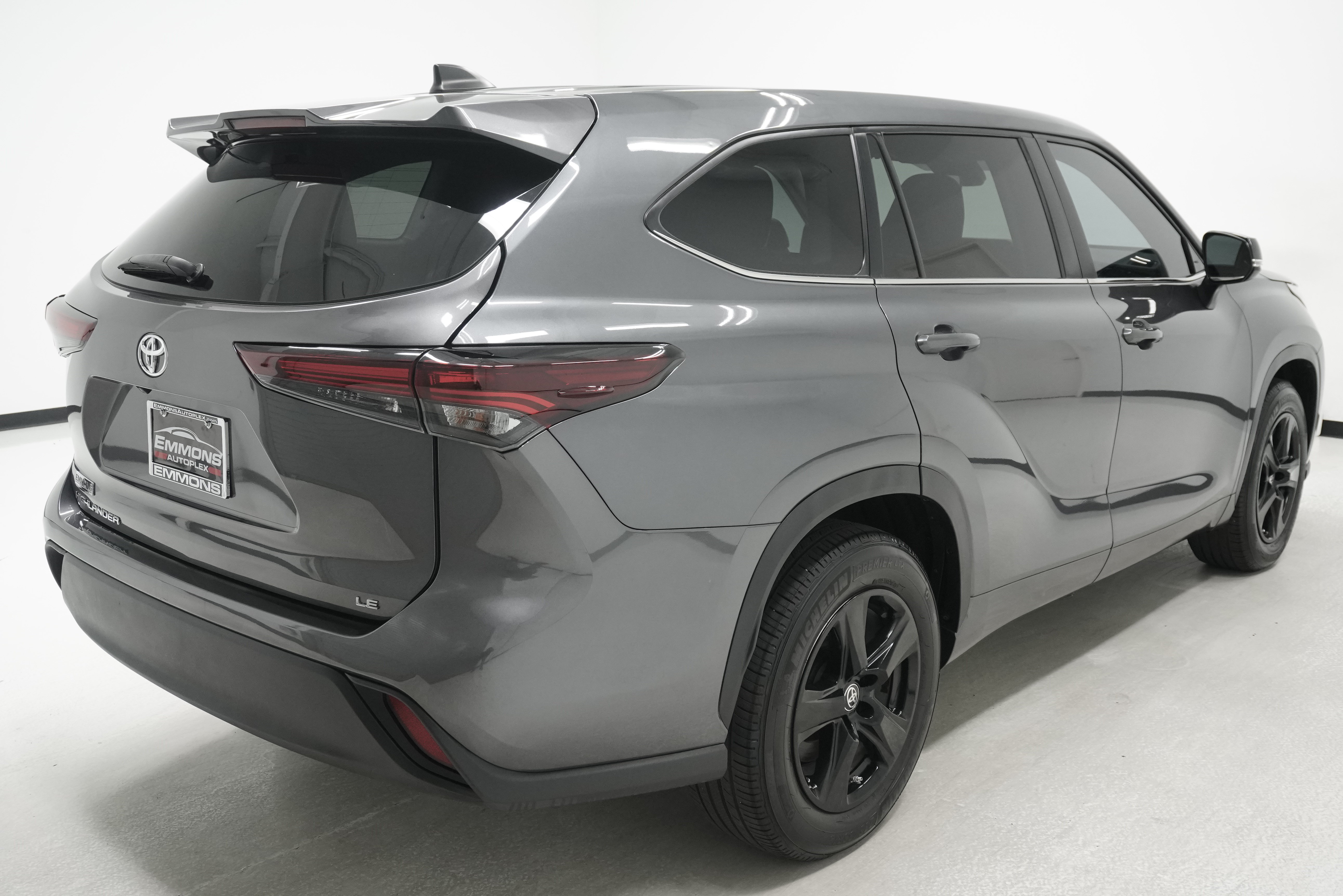 Used 2024 Toyota Highlander LE FWD image 4