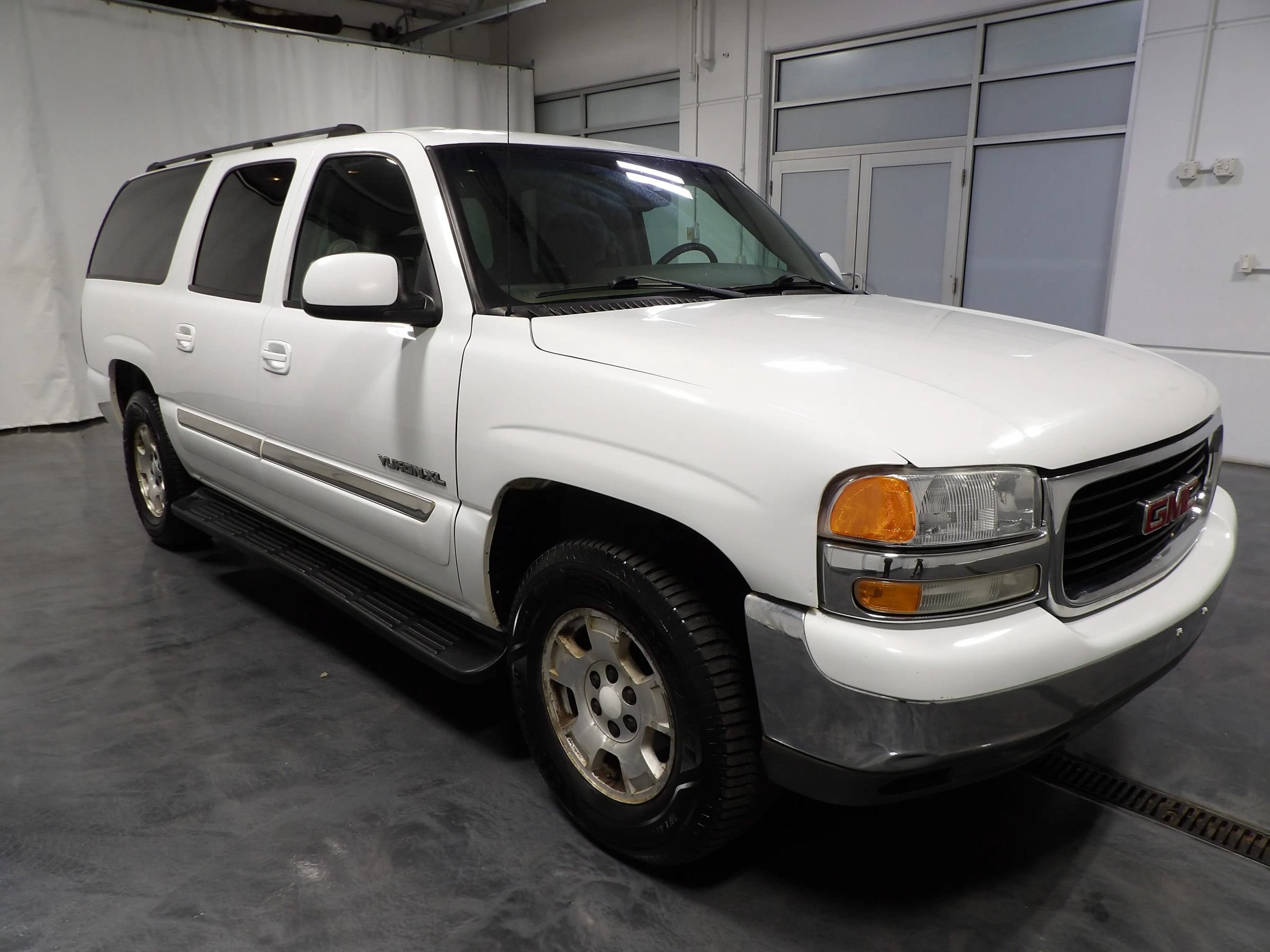 Used 2004 GMC Yukon XL SLE RWD image 2