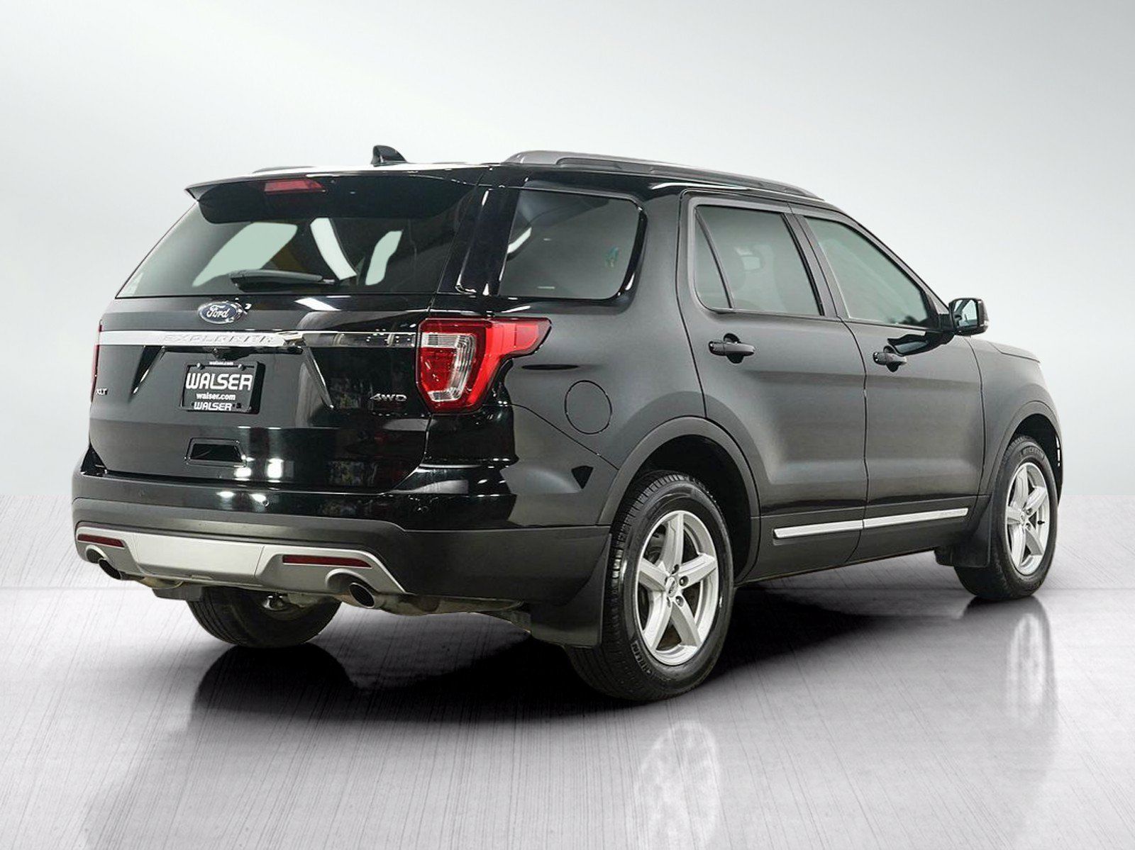 Used 2017 Ford Explorer XLT w/ Equipment Group 202A AWD/4WD image 5