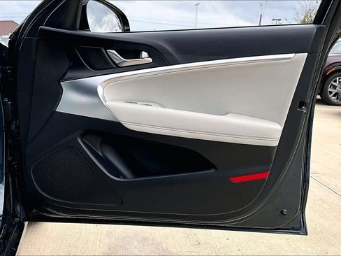 Used 2025 Genesis G70 2.5T image 21