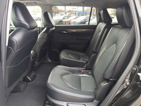 Used 2024 Toyota Highlander Limited AWD/4WD image 30