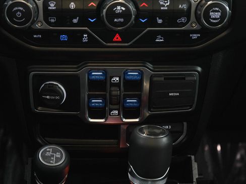 Used 2022 Jeep Wrangler Unlimited Sahara w/ Cold Weather Group AWD/4WD image 18
