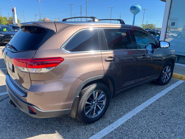 Used 2017 Toyota Highlander XLE AWD/4WD image 7