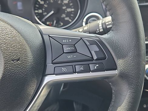 Used 2018 Nissan Rogue SV AWD/4WD image 23
