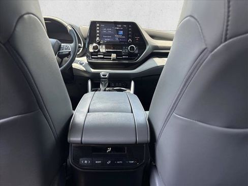 Used 2022 Toyota Highlander XLE AWD/4WD image 18