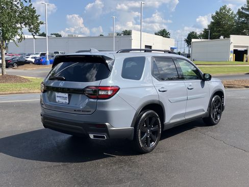 Certified 2025 Honda Pilot Black Edition image 10