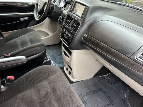 Used 2019 Dodge Grand Caravan SE w/ UConnect Hands-Free Group image 17