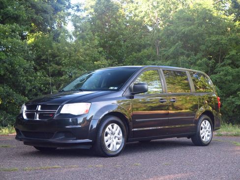 Used 2015 Dodge Grand Caravan American Value Package w/ UConnect Hands-Free Group FWD image 1