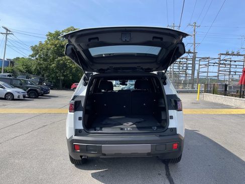 Used 2026 Jeep Cherokee Laredo AWD/4WD image 13