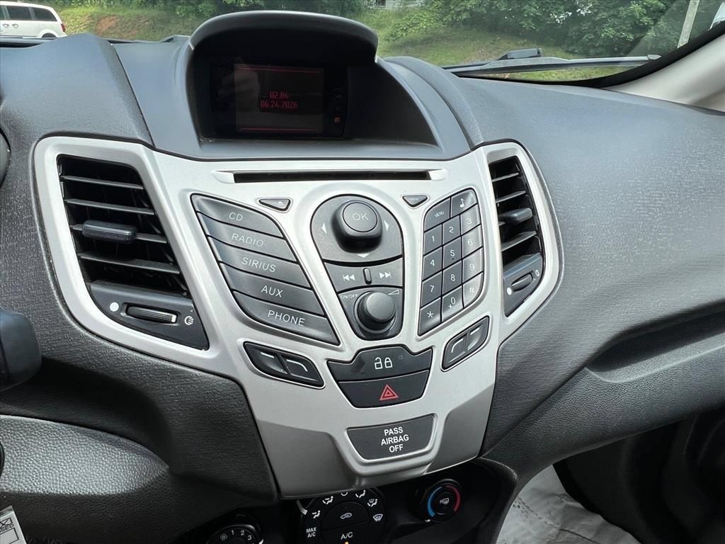 Used 2013 Ford Fiesta SE FWD image 25