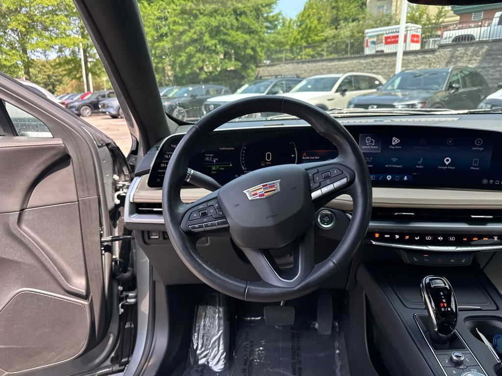 Used 2024 Cadillac XT4 Luxury w/ Cold Weather Package FWD image 13