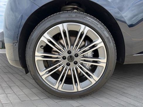 New 2026 Land Rover Range Rover Long Wheelbase SE AWD/4WD image 9