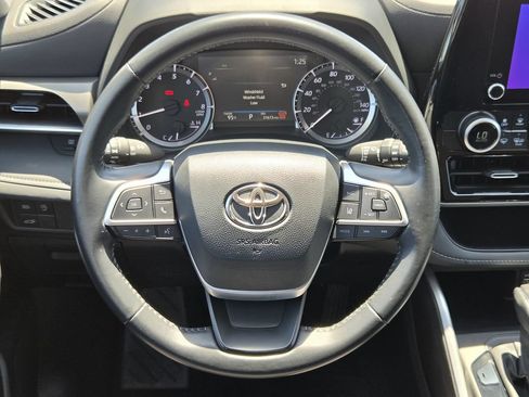Used 2025 Toyota Highlander LE FWD image 15