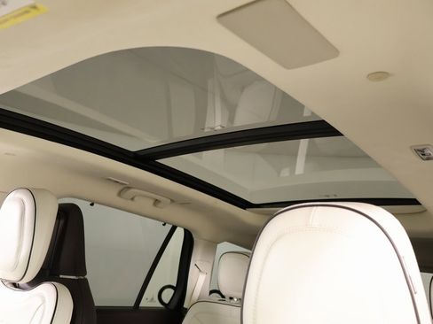 Used 2021 Lincoln Aviator Black Label w/ Class IV Trailer Tow Package image 17