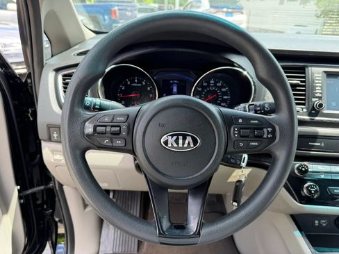Used 2019 Kia Sedona LX FWD image 23