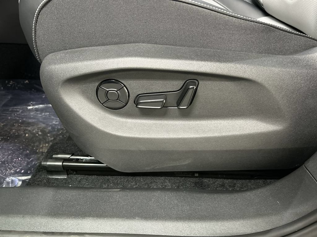 New 2026 Volkswagen Tiguan SE R-Line AWD/4WD image 11