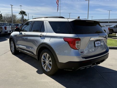 Used 2021 Ford Explorer XLT w/ Equipment Group 202A image 7