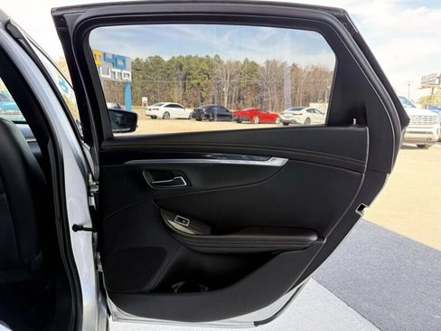 Used 2017 Chevrolet Impala LT FWD image 20
