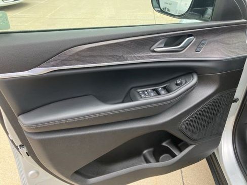 Used 2025 Jeep Grand Cherokee L Limited AWD/4WD image 10