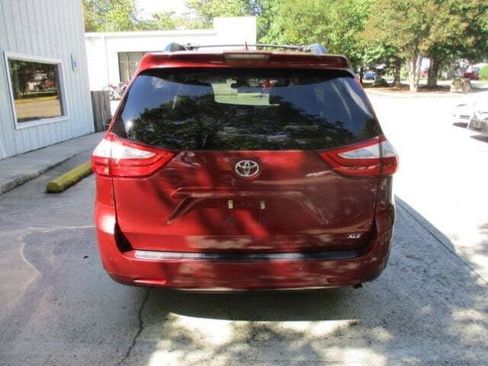 Used 2018 Toyota Sienna XLE image 4