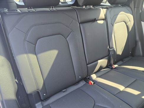 Used 2025 Land Rover Defender 110 X-Dynamic SE image 23