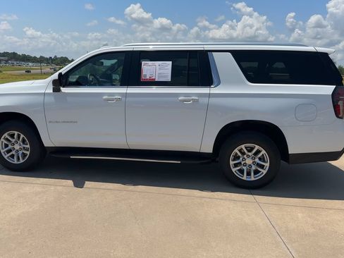 Used 2024 Chevrolet Suburban LT RWD image 6