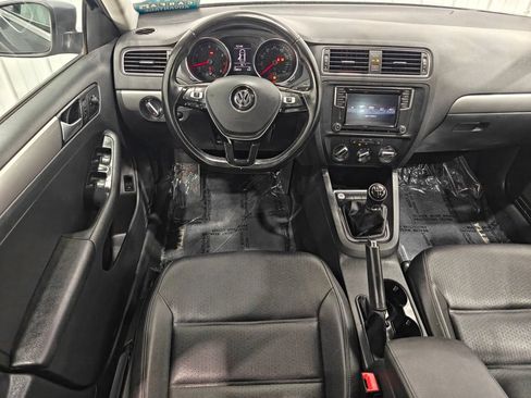 Used 2017 Volkswagen Jetta SE FWD image 4
