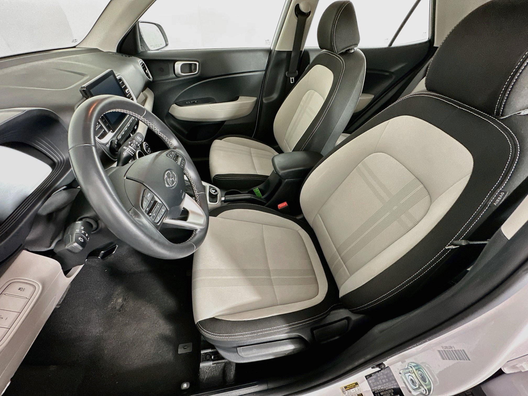 Used 2025 Hyundai Venue SEL FWD image 13