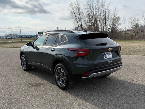 Used 2025 Chevrolet Trax LT w/ LT Convenience Package FWD image 5
