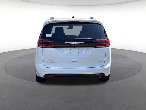 New 2026 Chrysler Pacifica Pinnacle image 4