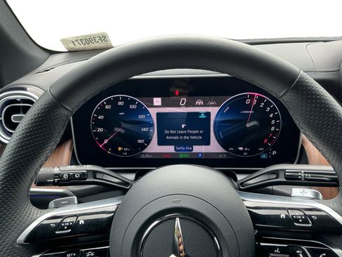 Used 2025 Mercedes-Benz GLC 350e 4MATIC image 12