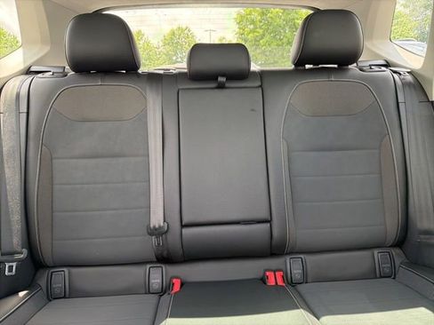 Used 2023 Volkswagen Taos SE w/ Panoramic Sunroof Package FWD image 27