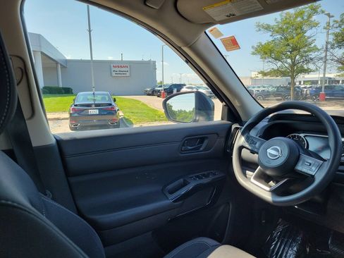 Used 2024 Nissan Pathfinder S AWD/4WD image 8