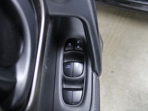 Used 2020 Nissan Rogue Sport S image 10