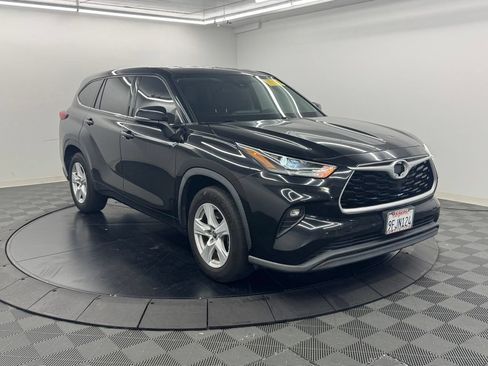 Used 2021 Toyota Highlander LE FWD image 4