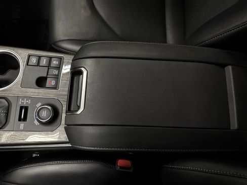 Used 2024 Toyota Highlander Limited image 20
