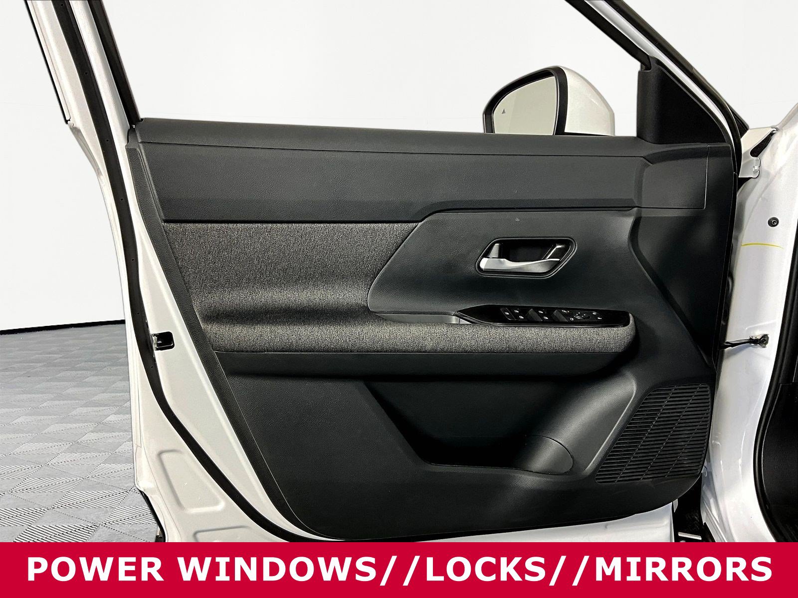 Used 2025 Nissan Kicks SV AWD/4WD image 18