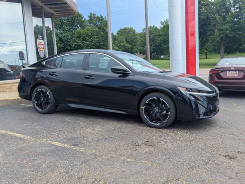 New 2026 Nissan Sentra SR w/ SR Premium Package FWD image 11