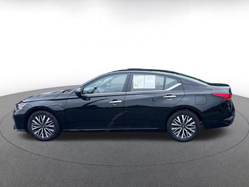 Used 2025 Nissan Altima 2.5 SV FWD image 21