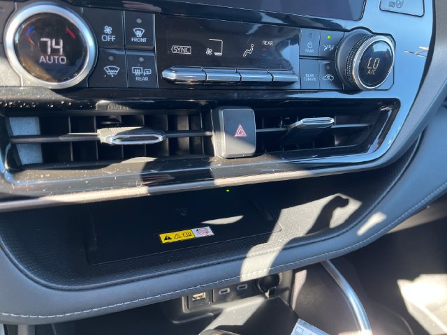 Used 2023 Toyota Highlander XLE AWD/4WD image 19