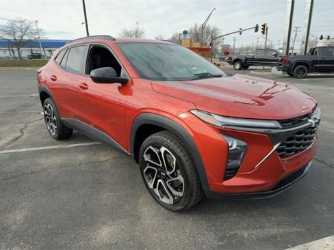 Used 2024 Chevrolet Trax RS w/ Driver Confidence Package image 2