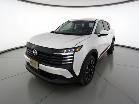 Used 2025 Nissan Kicks SV image 3