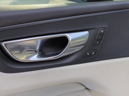 Used 2020 Volvo XC60 T5 Momentum w/ Protection Package Premier image 8