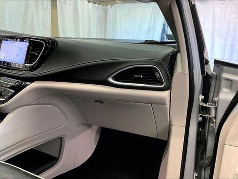 Used 2022 Chrysler Pacifica Limited AWD/4WD image 15