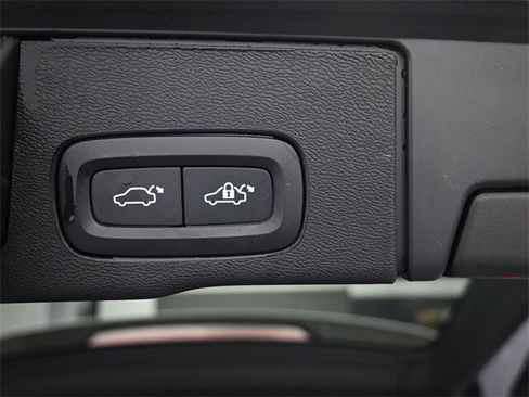 Certified 2023 Volvo XC60 B6 Ultimate w/ Protection Package Premier image 25