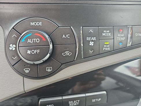 Used 2013 Toyota Sienna LE image 20