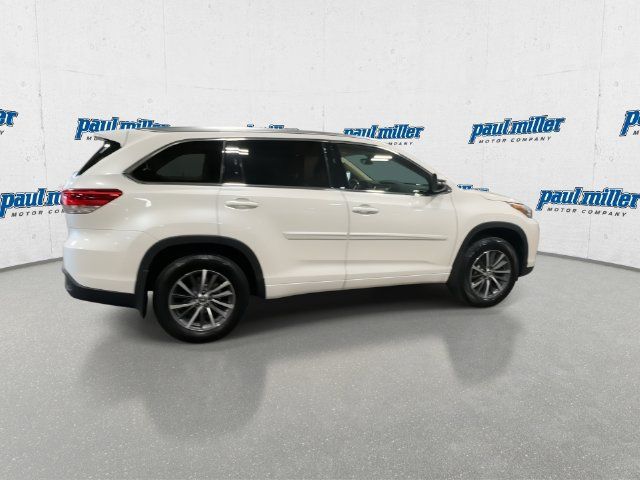 Used 2017 Toyota Highlander XLE FWD image 12