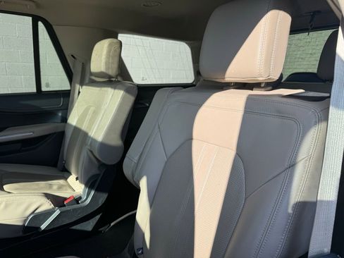Used 2022 Ford Expedition Limited image 26